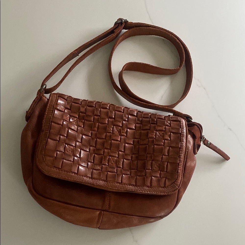 Boho saddle Vilenca Crossbody Bag with Woven Leather Design